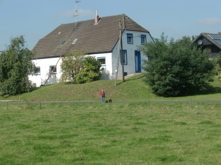 Kranenburg-Niel : Mittelweg, dieses Haus liegt "auf einem Poll" ( Anhöhung )